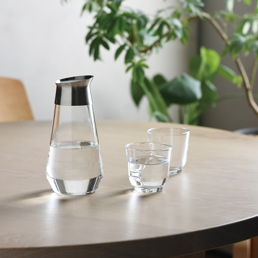Vase En Verre Et Une Carafe D'eau Sur La Table