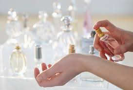Fluid, Gesture, Finger, Thumb, Glass, Bottle, Nail, Science, Glass bottle, Fashion accessory