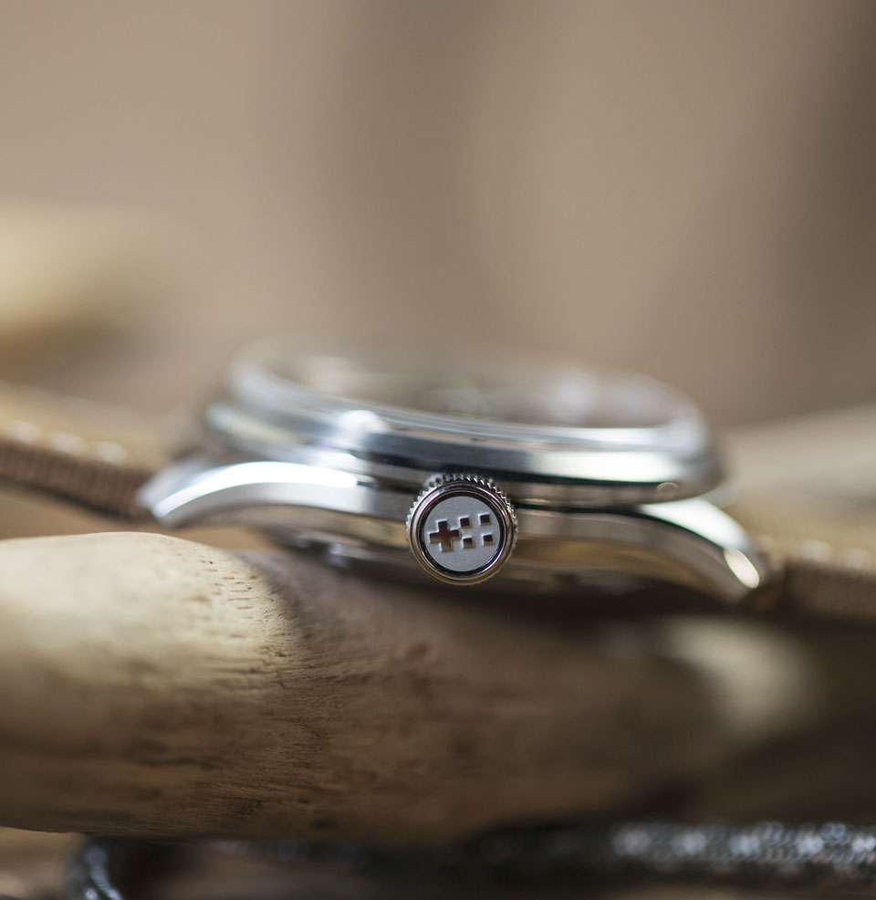 C65 Sandstorm Chronometer Robust screw-down crown