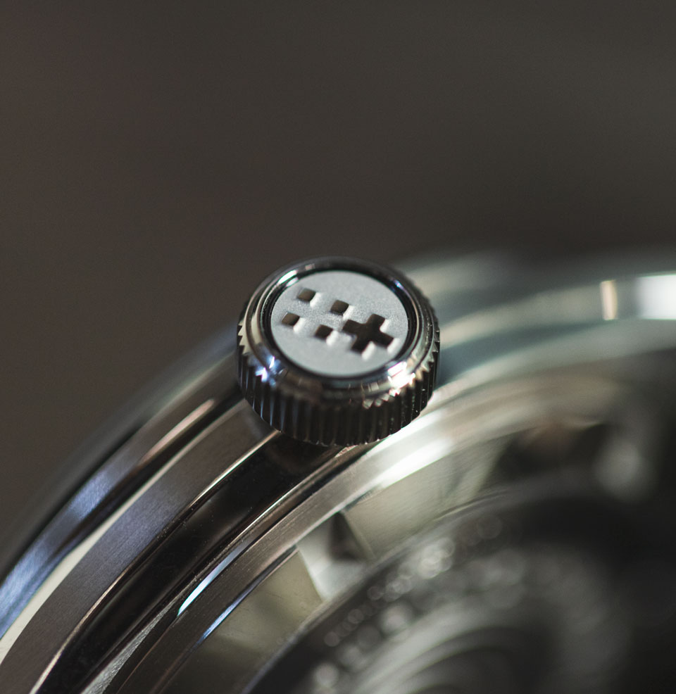 C65 Sandstorm Chronometer Robust screw-down crown