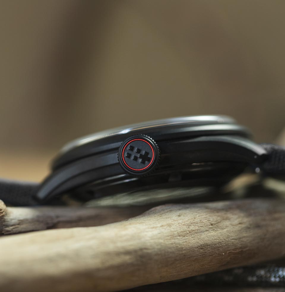 C65 Sandstorm Chronometer Robust screw-down crown