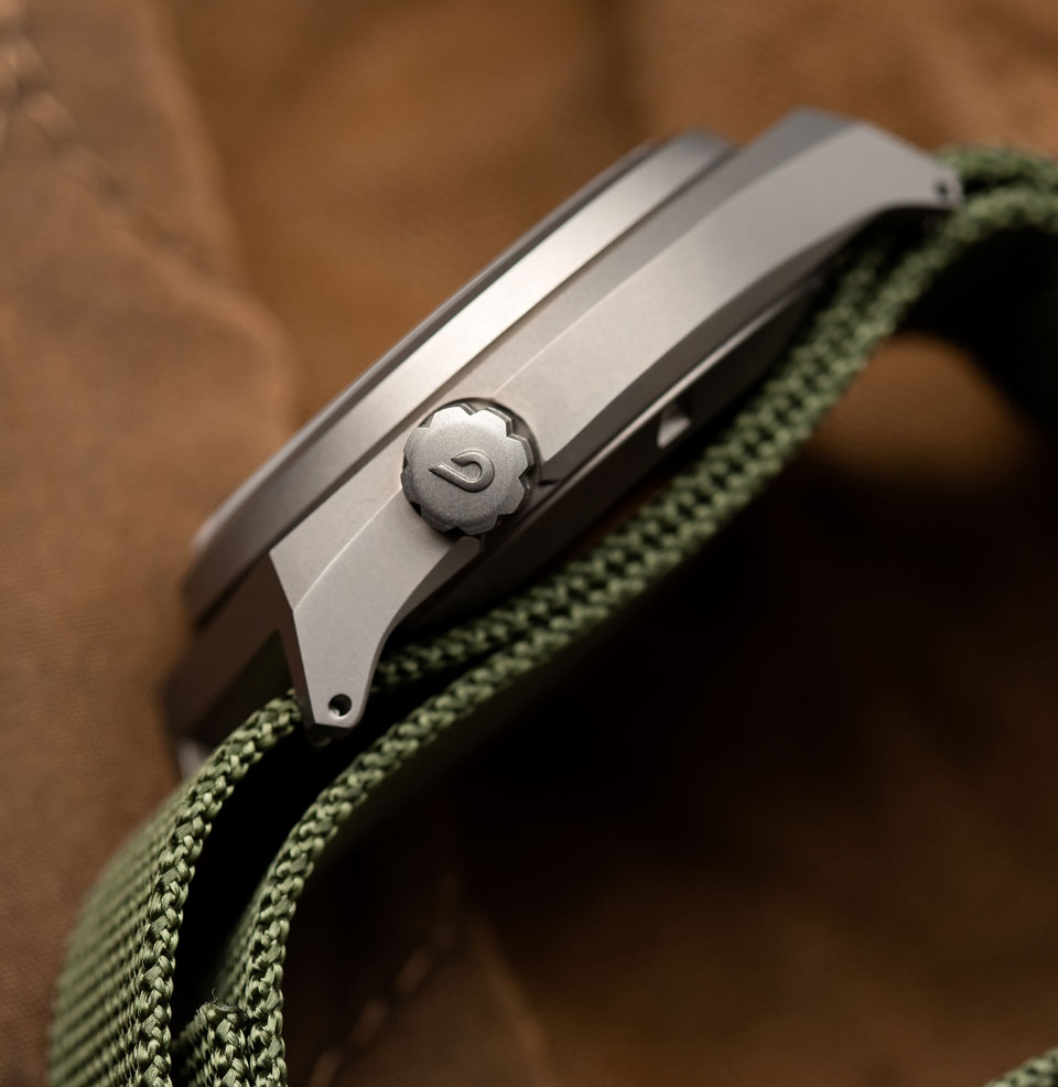 Venture Windup Edition Gorgeous matte titanium case