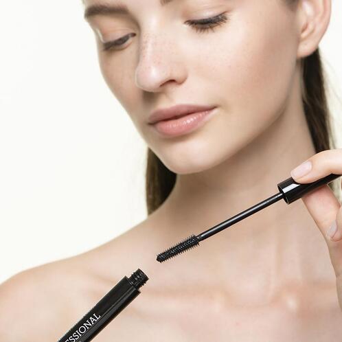 Black Volcanic Minerals Lengthening Mascara Thumbnail 5