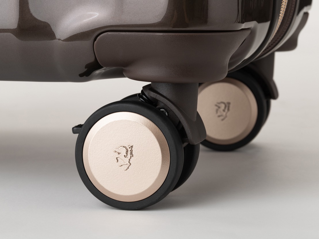 光沢感のある洗練されたボディで旅を軽やかに、スーツケース「5529