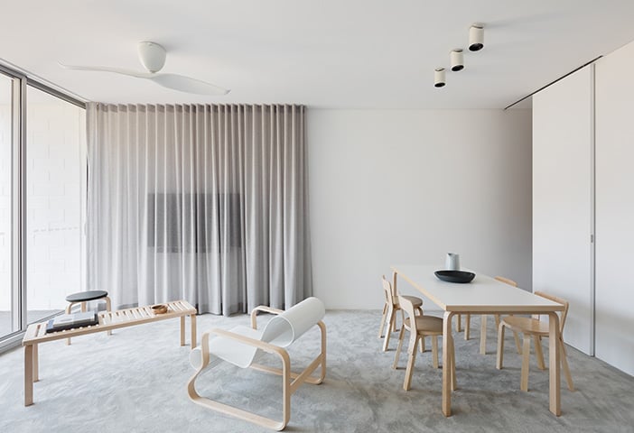 Exploring materials and joinery to create spaces that open up and flow inside the Darling Point Apartment by Brad Swartz Architects. Photos © Katherine Lu c/o Brad Swartz Architects. 