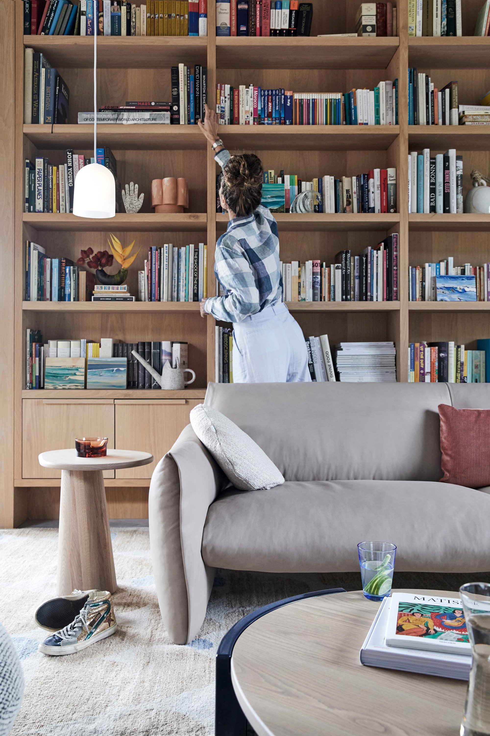 Pepper Side Table, Kuru Bowl in Seville Orange, Leeroy Sofa, Horn Vase in Malachite, Cloud Klein Planter in Terracotta, Stevie Rug in Camel + Frida Coffee Table