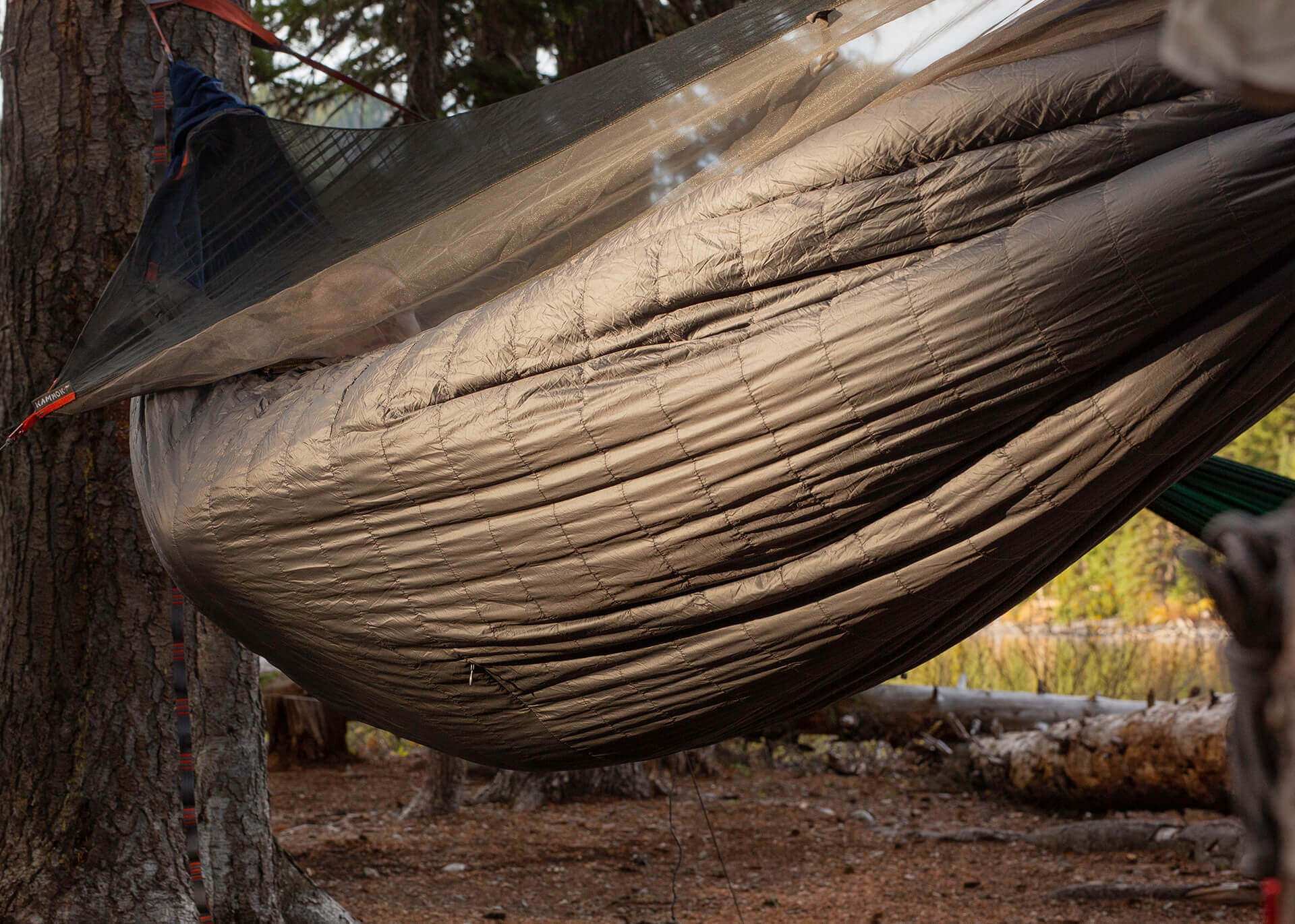 Kammok Firebelly 30 trail quilt in Granite Gray, attached to Mantis hammock in underquilt mode.