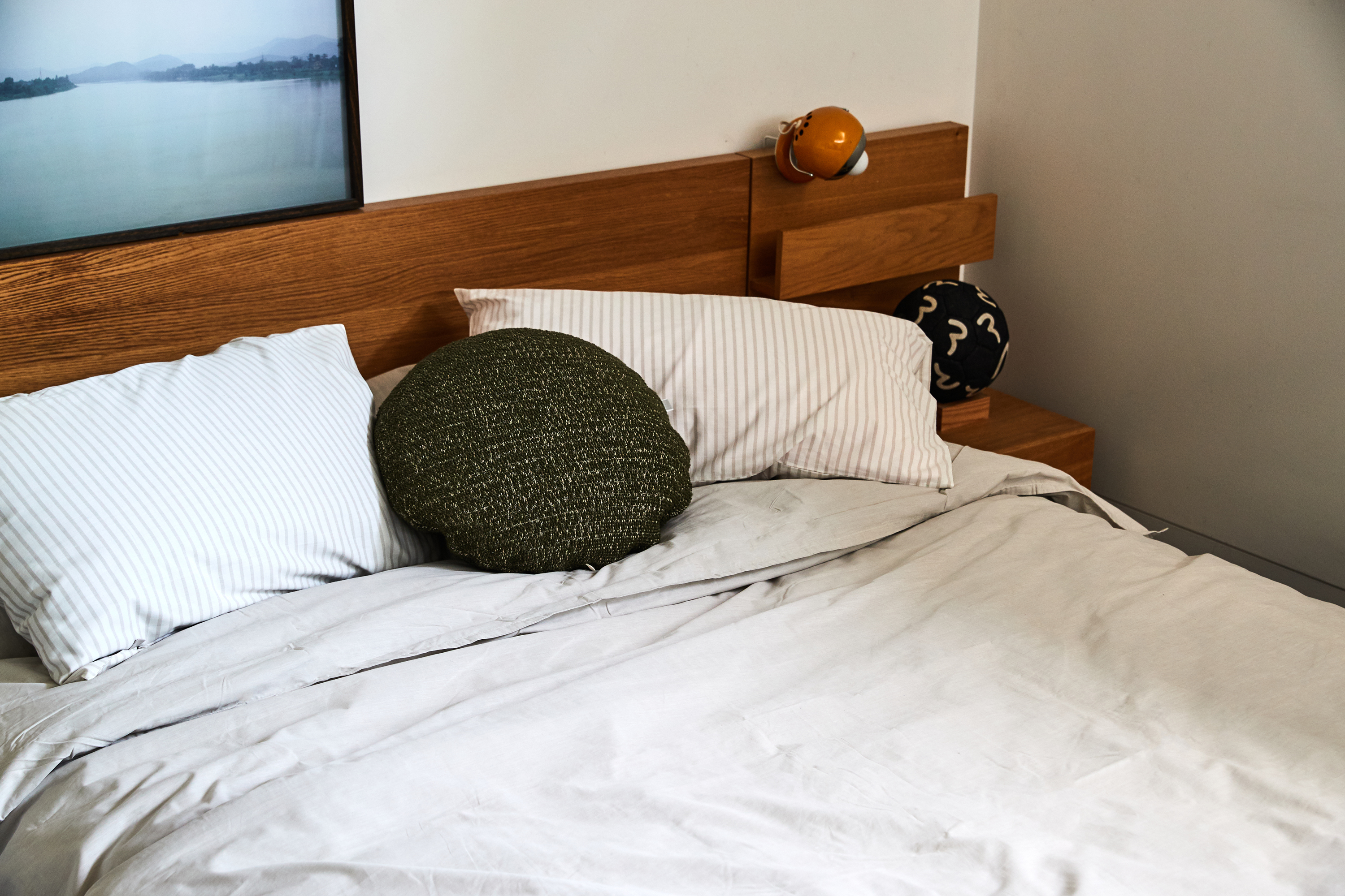Organic Sand + Organic Sand Stripe bed linen + Bowie Round cushion