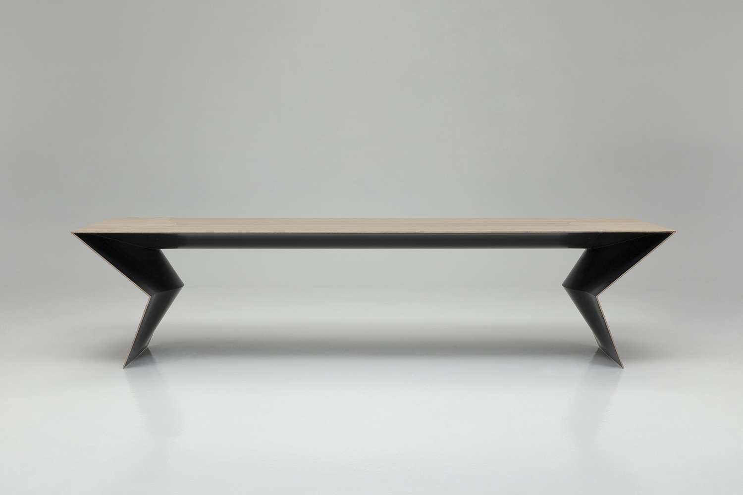 The Blitz table designed by Mario Bellini for B&B Itaiia. Photo c/o B&B Italia. 