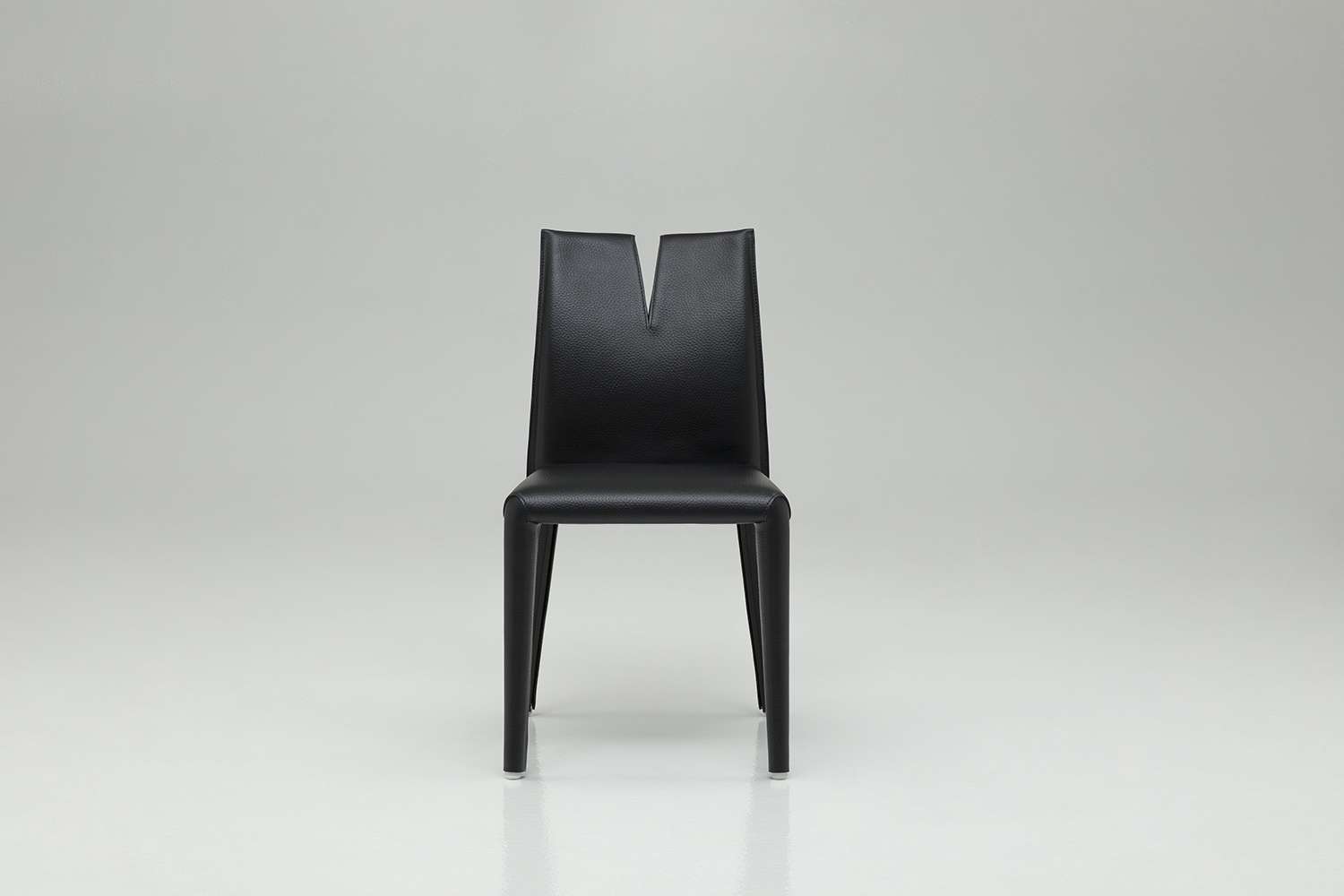 The Cutter chair designed by Mario Bellini for B&B Itlaia. Photo c/o B&B Italia. 