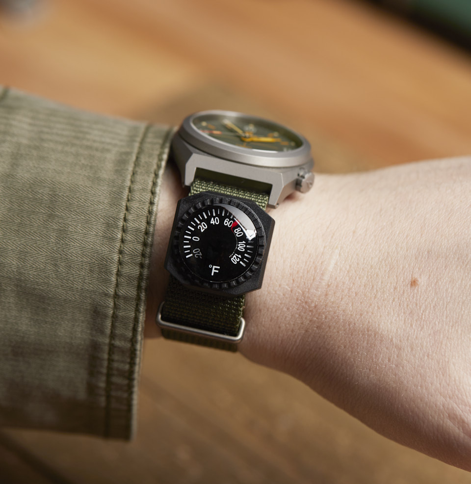 Slip-On Wrist Thermometer Fits Just Beneath Your Watch