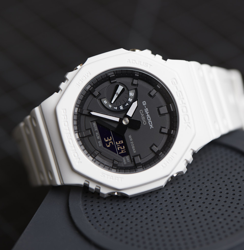GA2100 DATE AND SECONDS DISPLAY ON AN ANGULAR SCREEN