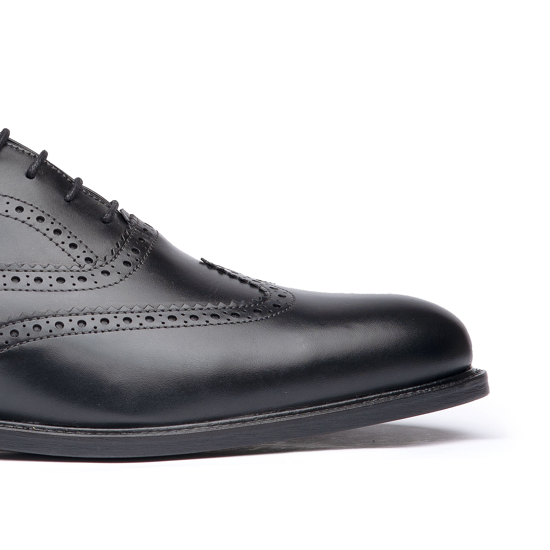 The Simba oxford wingtip in black leather with high quality full grain calfskin leather for durability and longevity