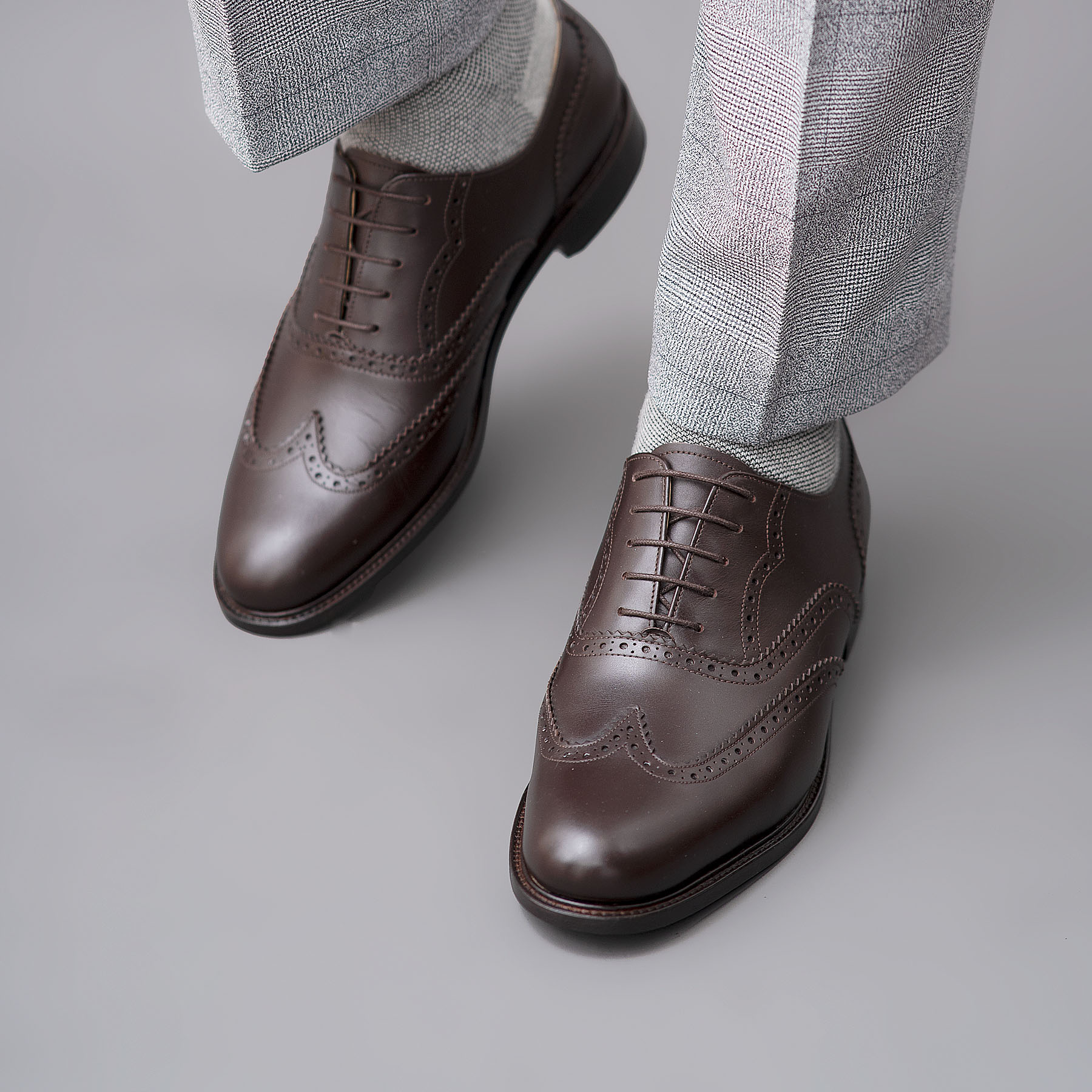 The Simba Oxford wingtip leather shoes in dark brown with decorated brogues and five lace holes without medallion