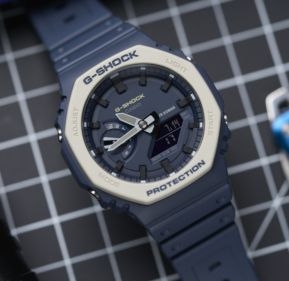 GA2100 An Octagonal gray case with black detail