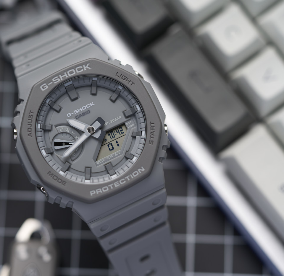 GA2100 An Octagonal gray case with black detail