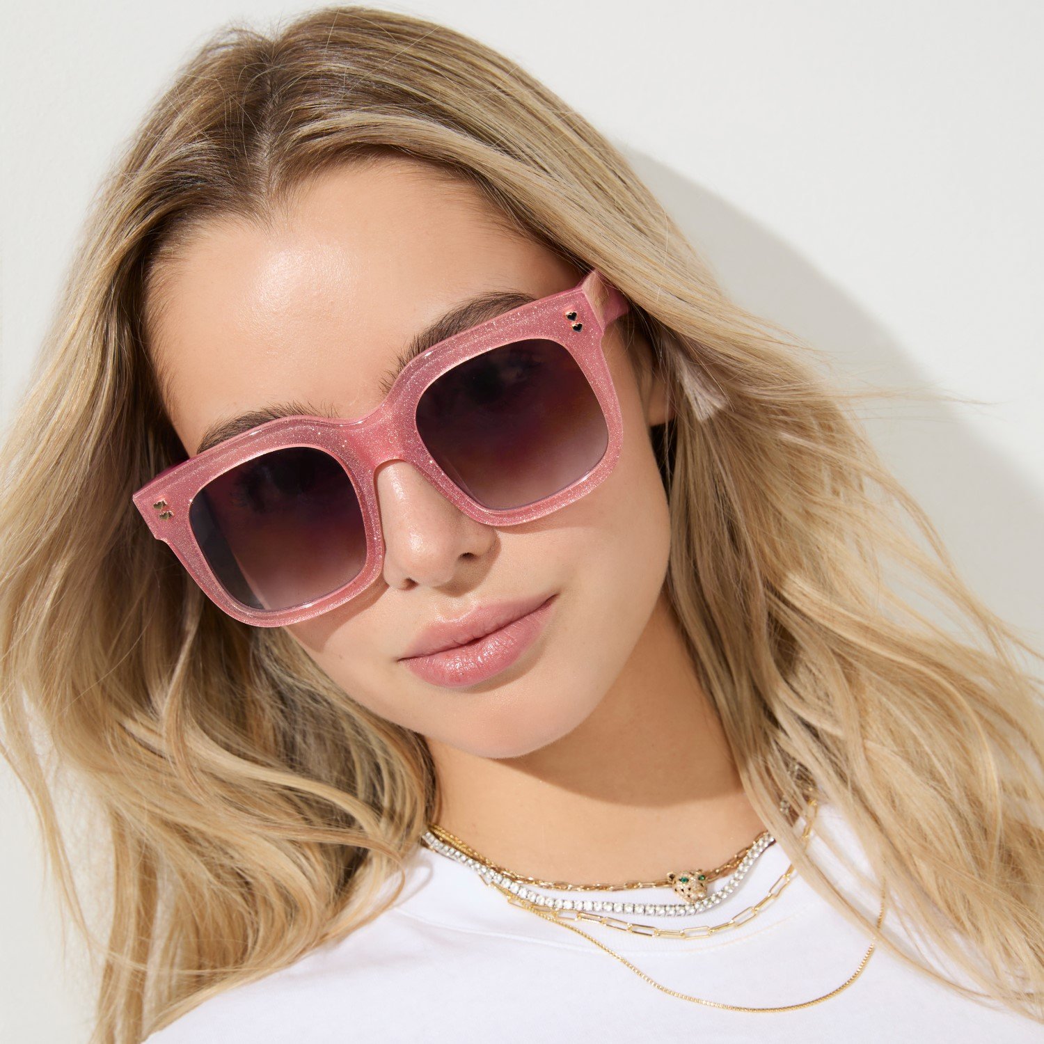 Resale pink t-shirt, Faith Tokyo silver necklace and sunglasses – Tokyo  Fashion