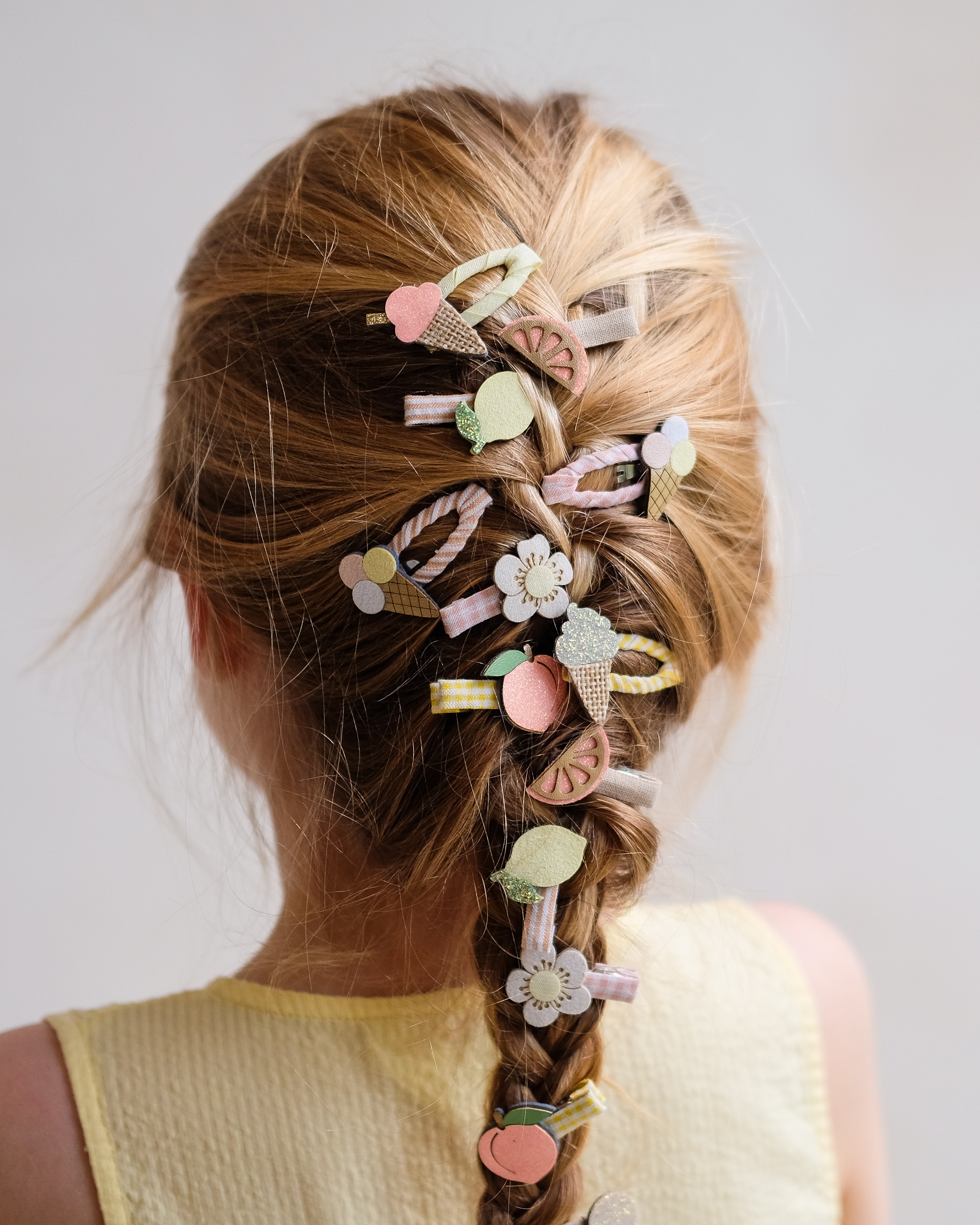 girl wearing peachy citrus mini clips