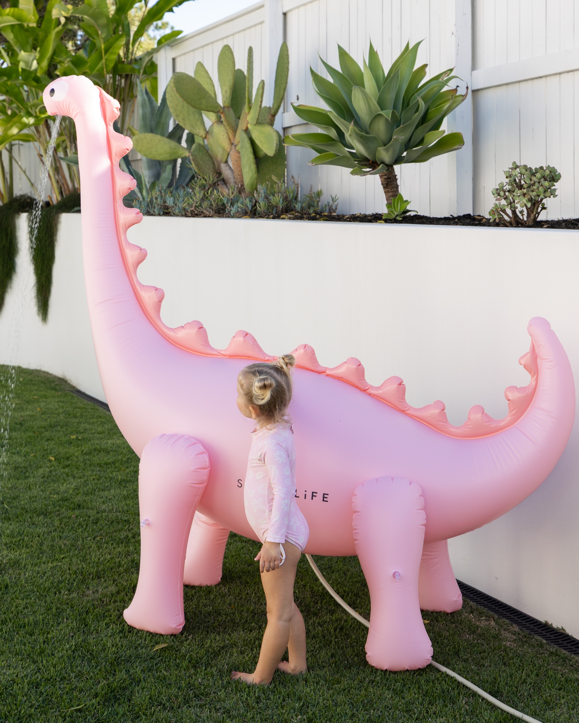 sunnylife dino sprinkler