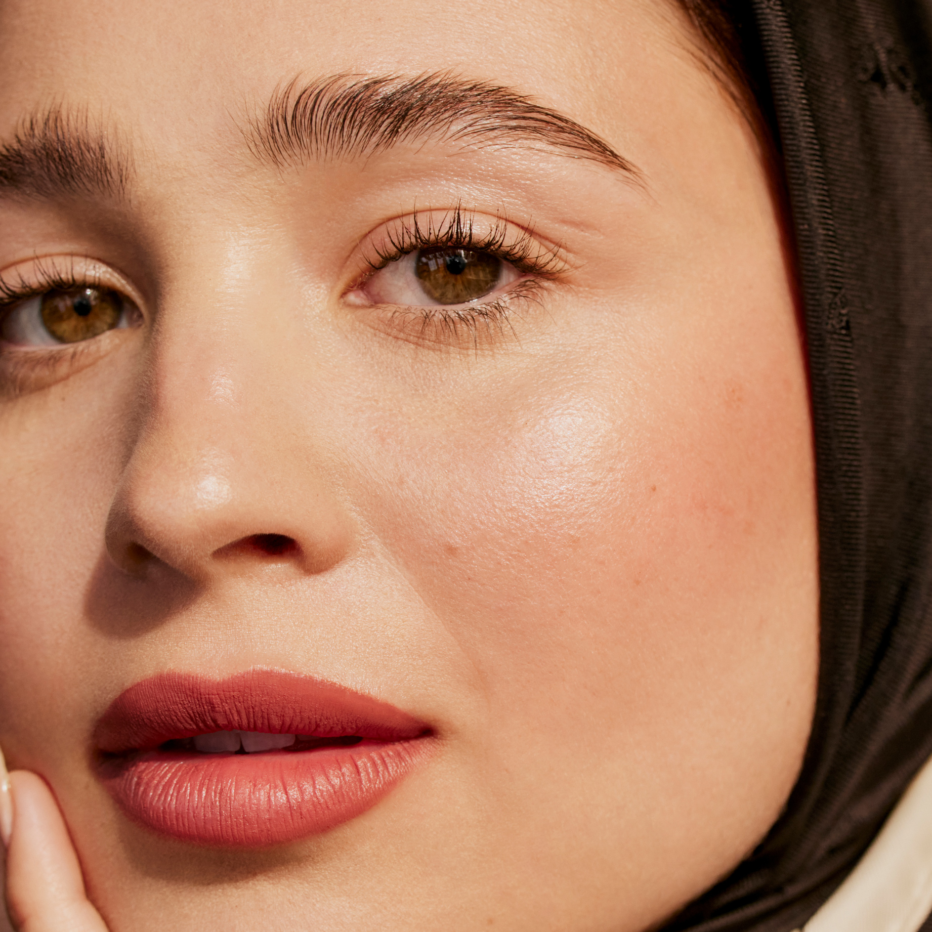 Close up image of model wearing the Brow Renew Enriched Clear Shaping Gel on her brows.