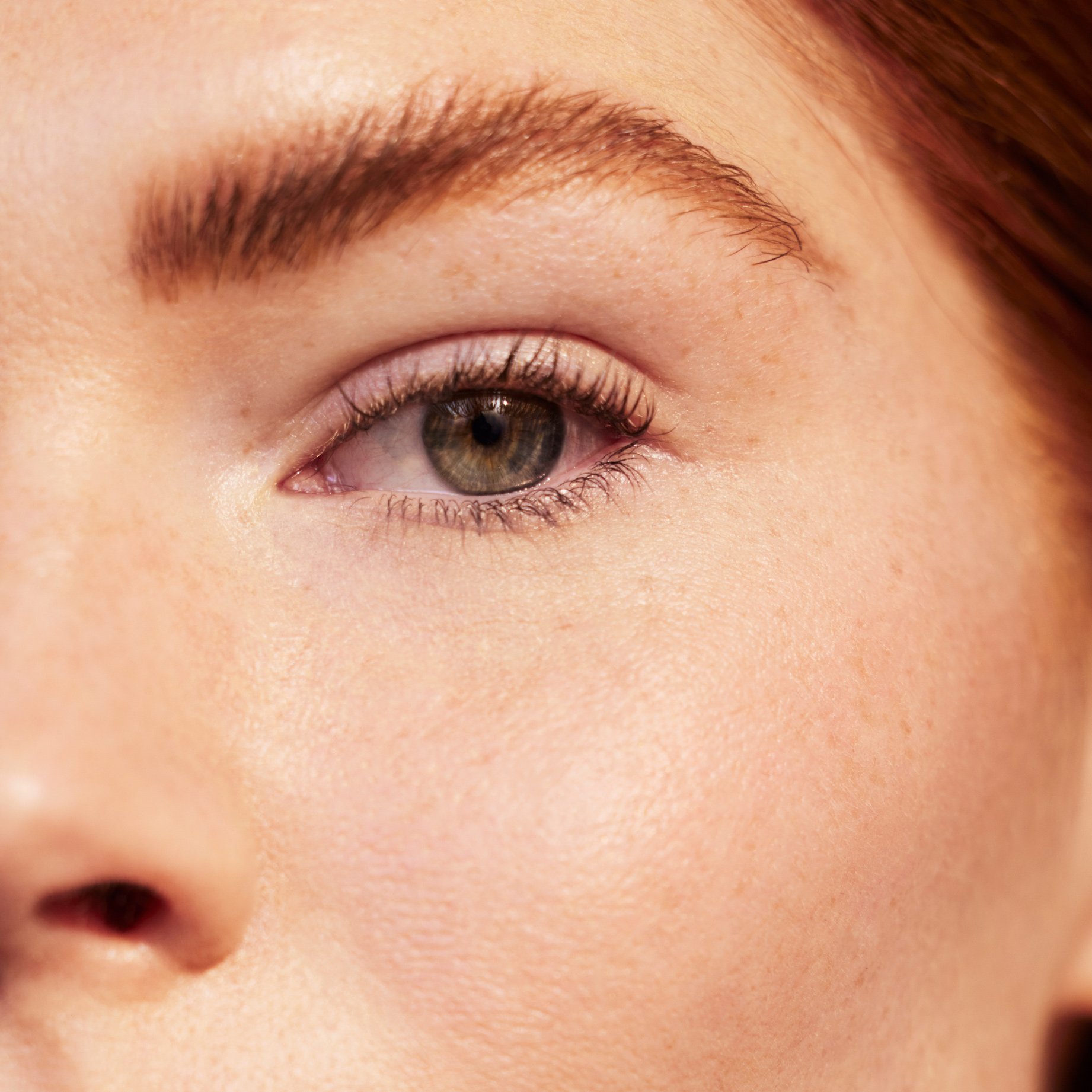 Close up image of model wearing the Brow Renew Enriched Clear Shaping Gel on her brows.
