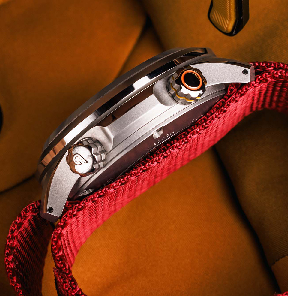 BOLDR x Worn & Wound 3xt GMT Limited Edition Dual Screw-down crowns