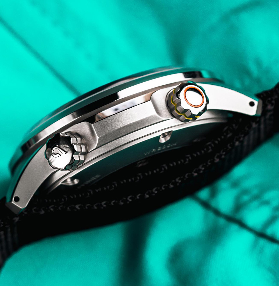 BOLDR x Worn & Wound 3xt GMT Limited Edition Dual Screw-down crowns