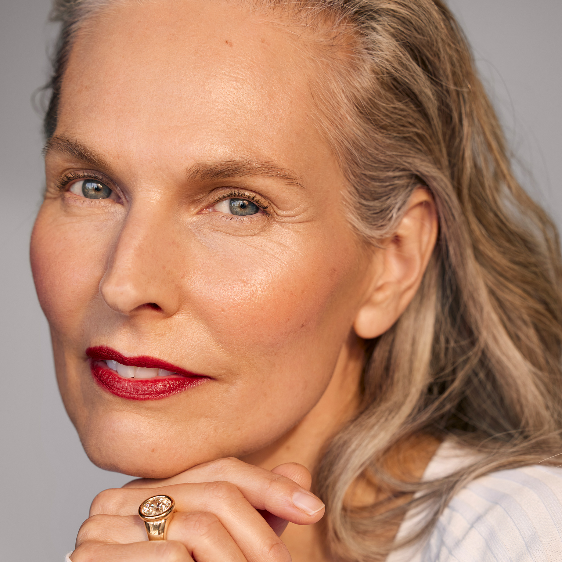 Image of a Medium Skin Tone, Golden Undertone model wearing Softlight Luminous Hydrating Concealer in shade 070.