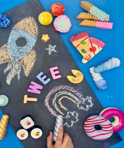 twee chalk on sidewalk