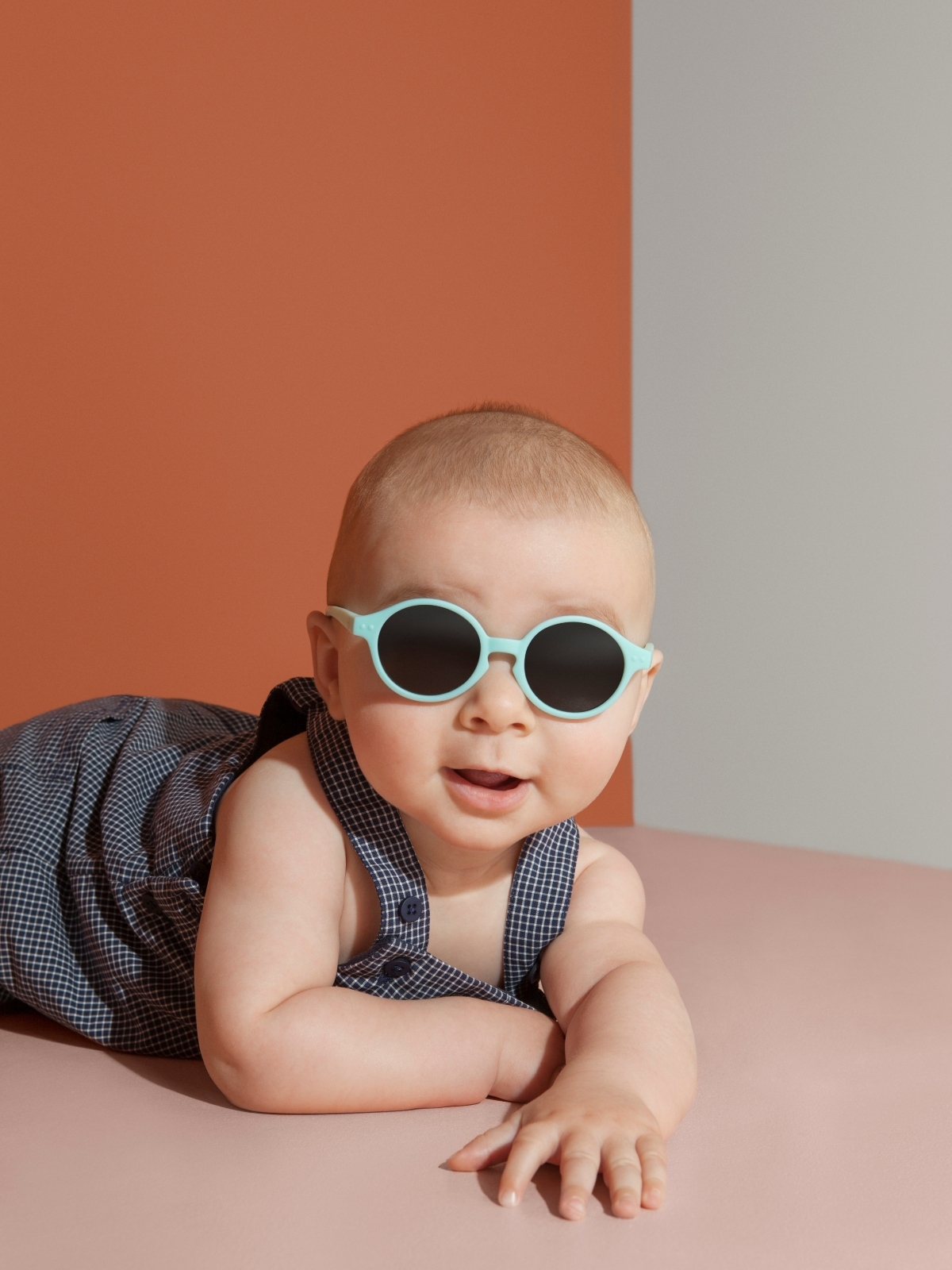 baby wearing light blue izipizi sunglasses
