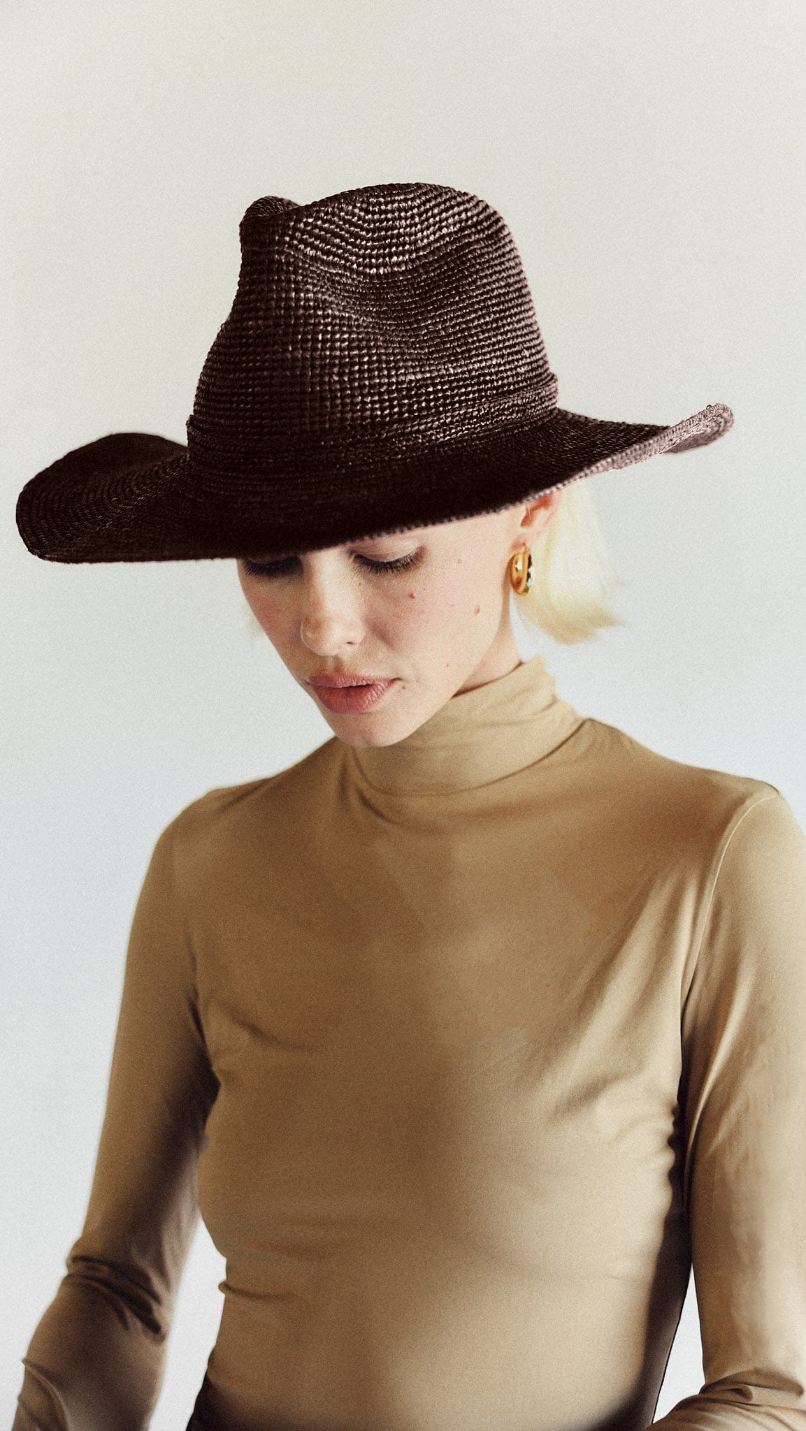 Sacha Hat, Janessa Leoné