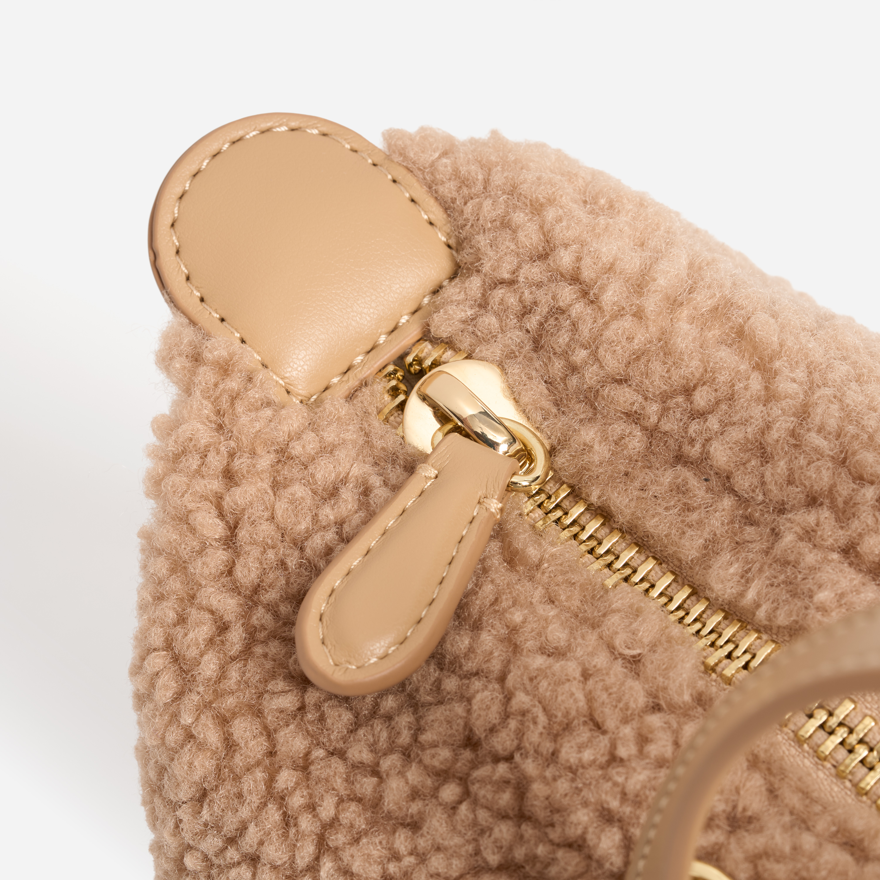 Cozy Pouchette Crossbody Bag 03