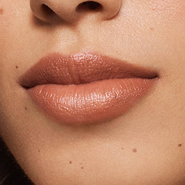 Medium model wearing Hypnotic Lipstick