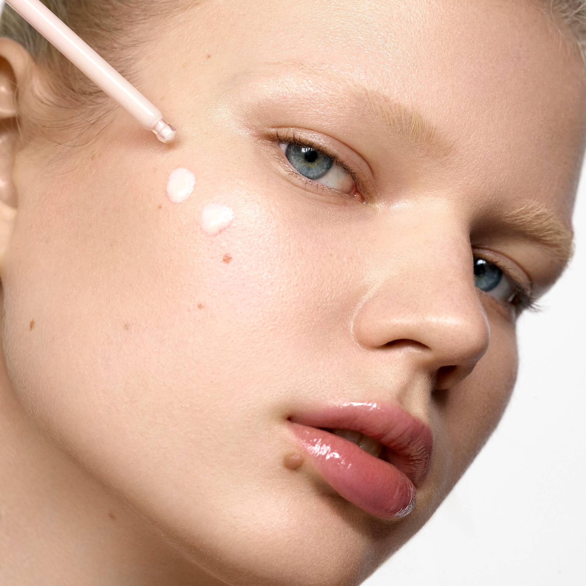 Image of model after applying the Solar Power Luminous SPF 30 serum with hydrating and luminous skin. 