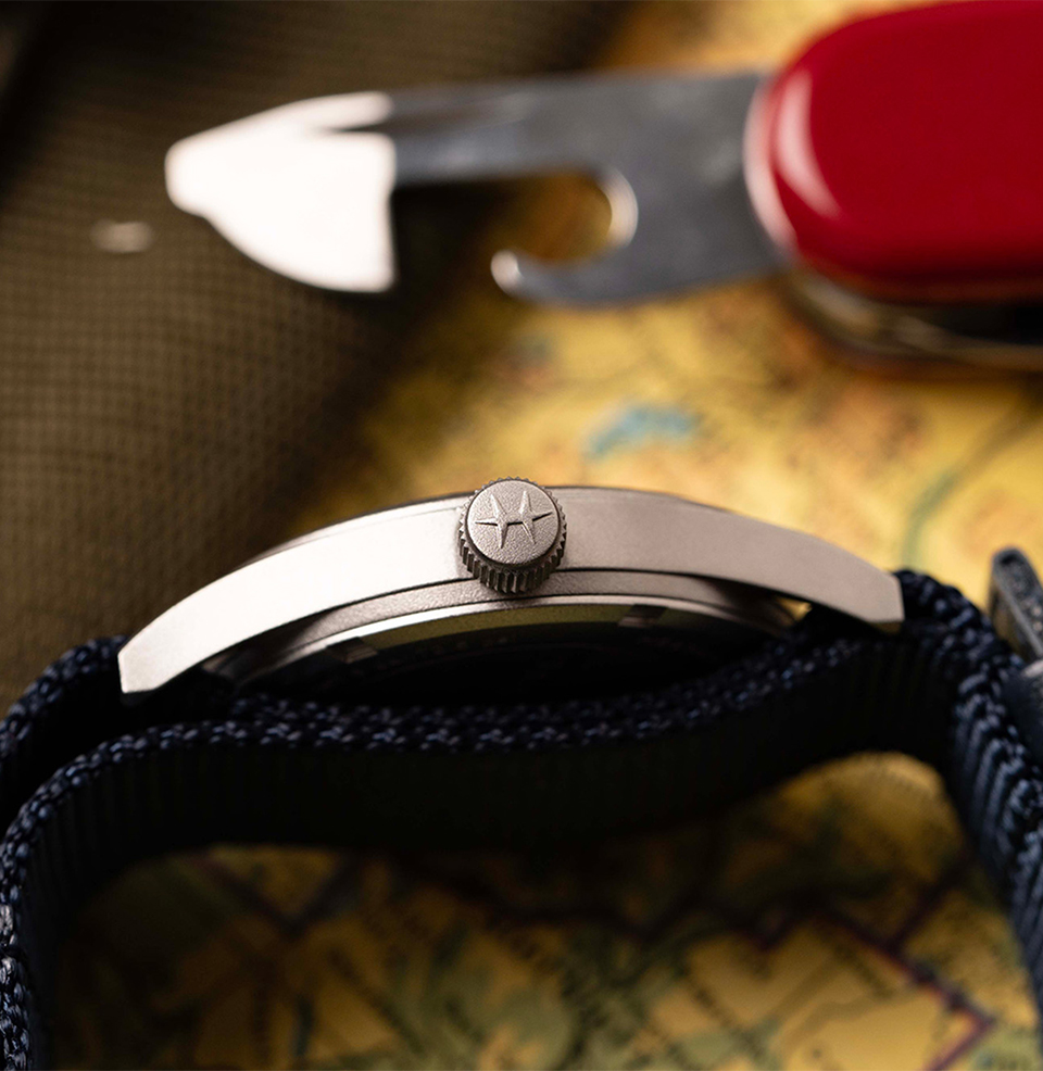 Khaki Field Quartz 33mm Signed crown