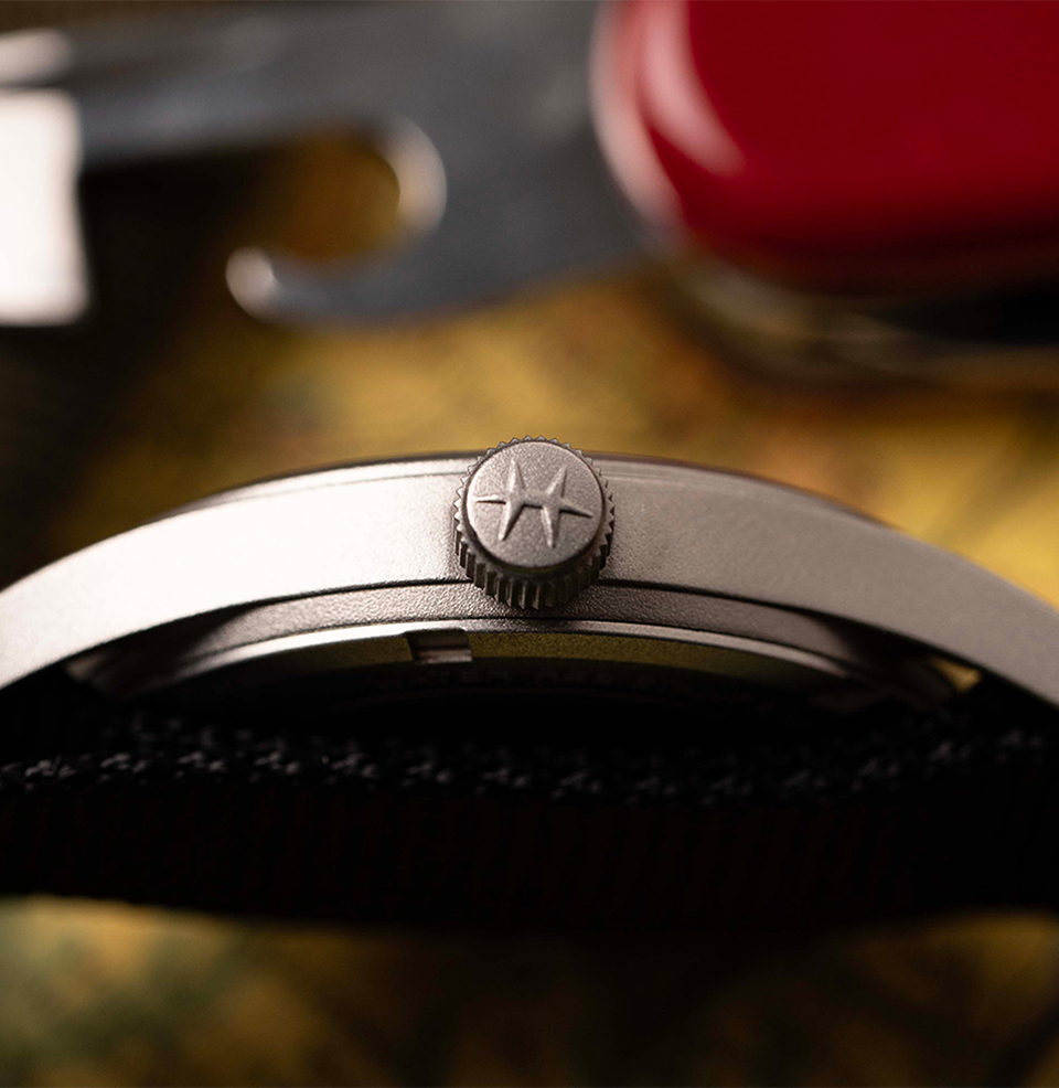 Khaki Field Quartz 33mm Signed crown