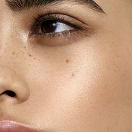 Medium model wearing Prismatic Highlighter
