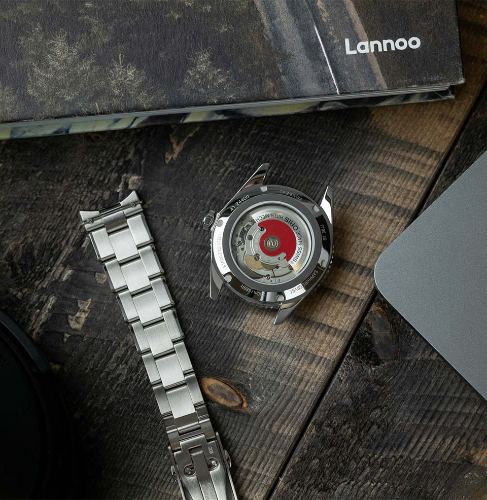 Divers Date Sapphire Exhibition Caseback