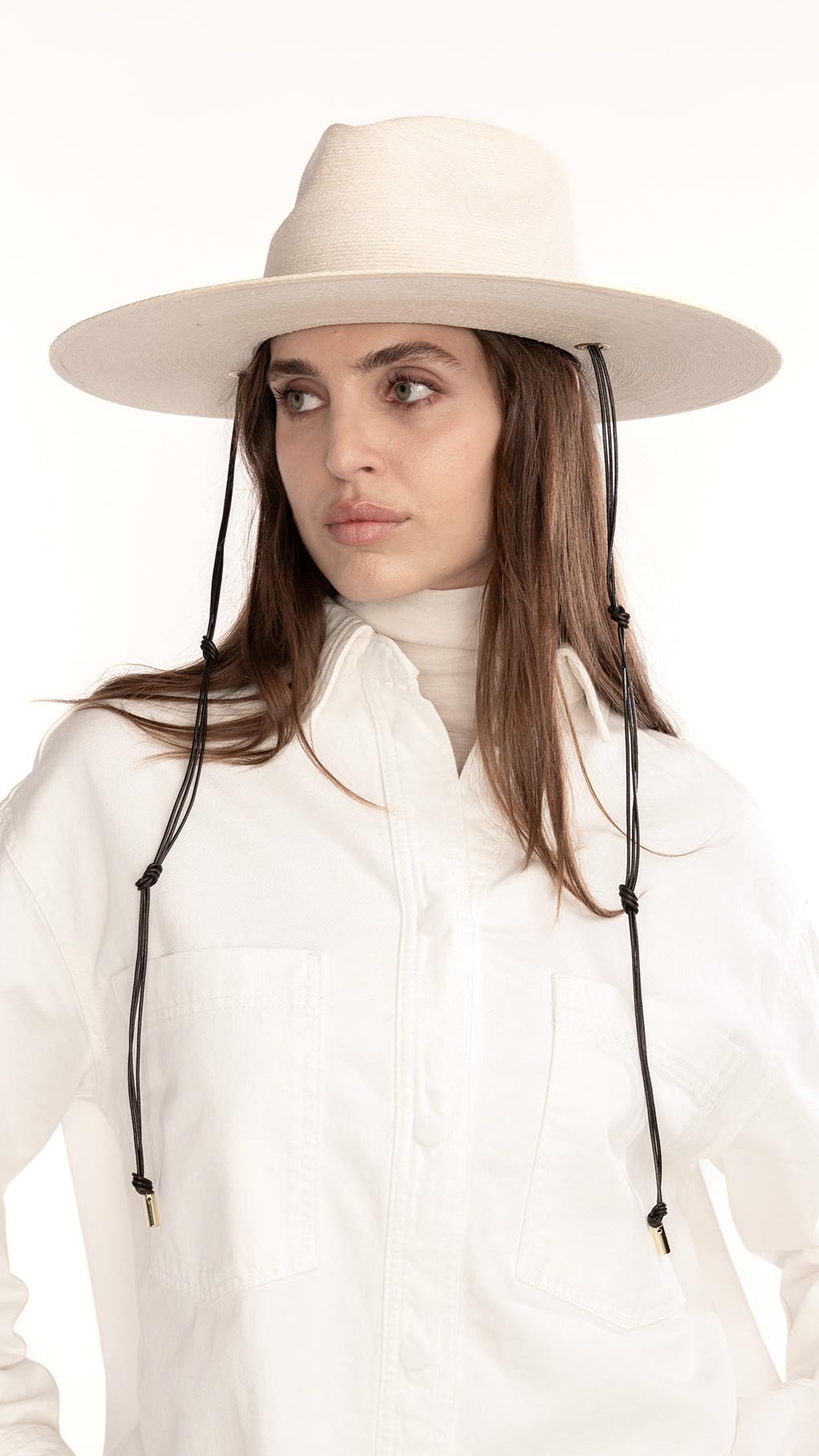 Codi Hat, Janessa Leoné