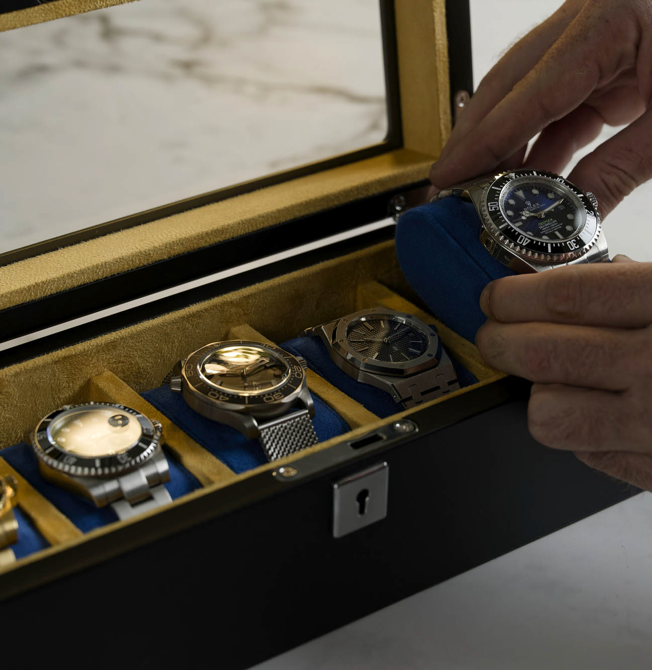 Monte Carlo 5-Slot Collector Box Five cushions