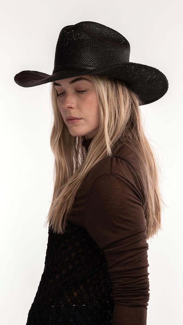 Aiden Hat, Janessa Leoné