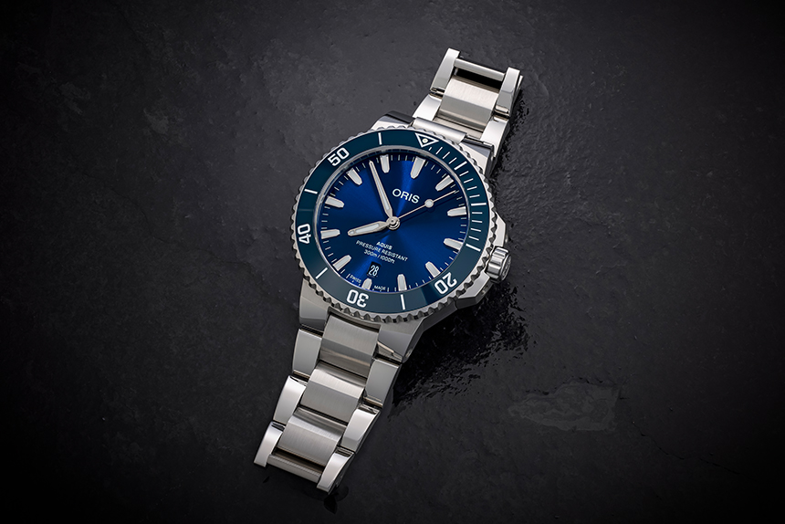 Aquis_BlueBracelet_header_mobi