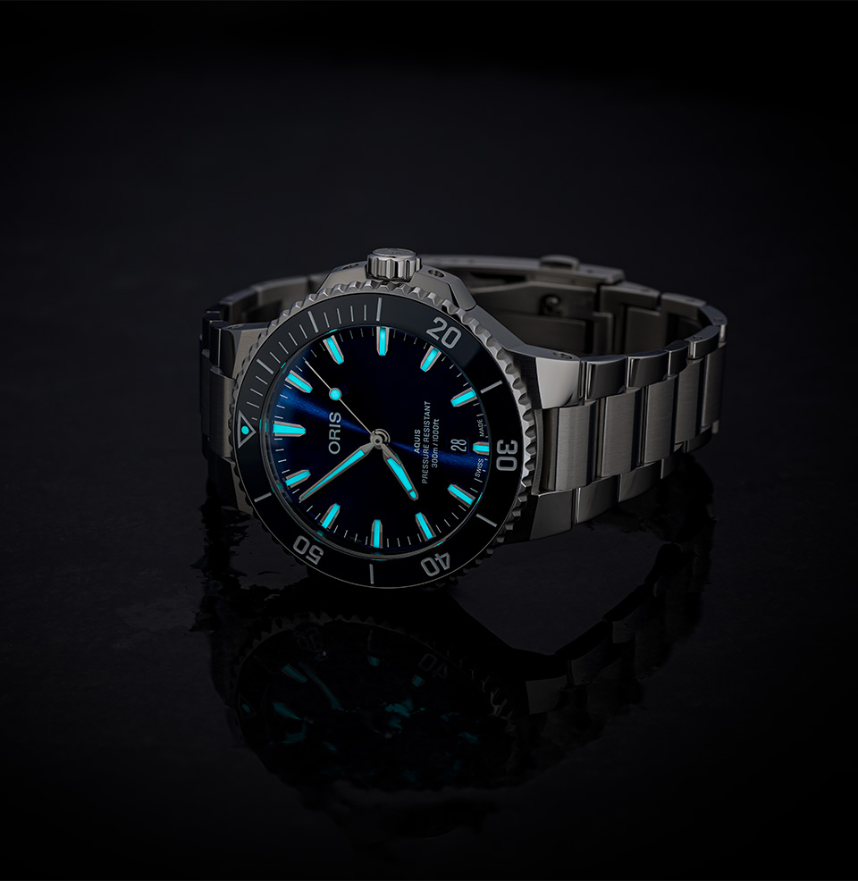 Aquis Date 41.5mm (2024) Strong lume
