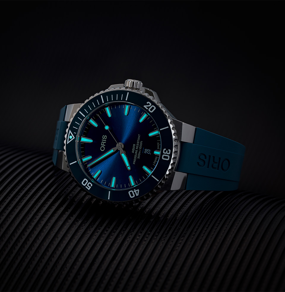 Aquis Date 41.5mm (2024) Strong lume