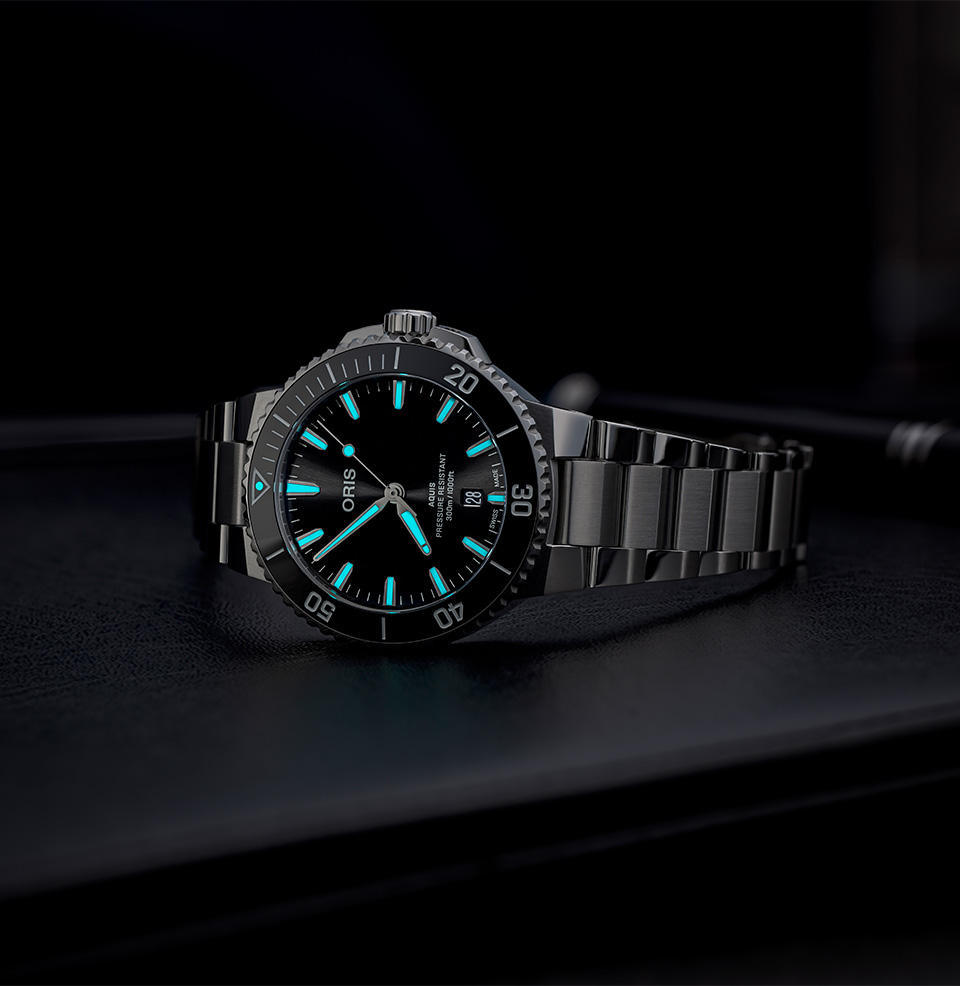 Aquis Date 41.5mm (2024) Strong lume