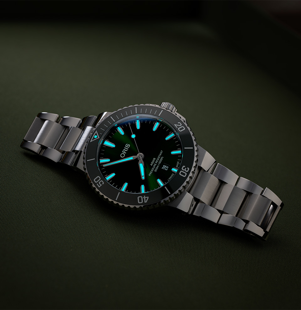 Aquis Date 41.5mm (2024) Strong lume