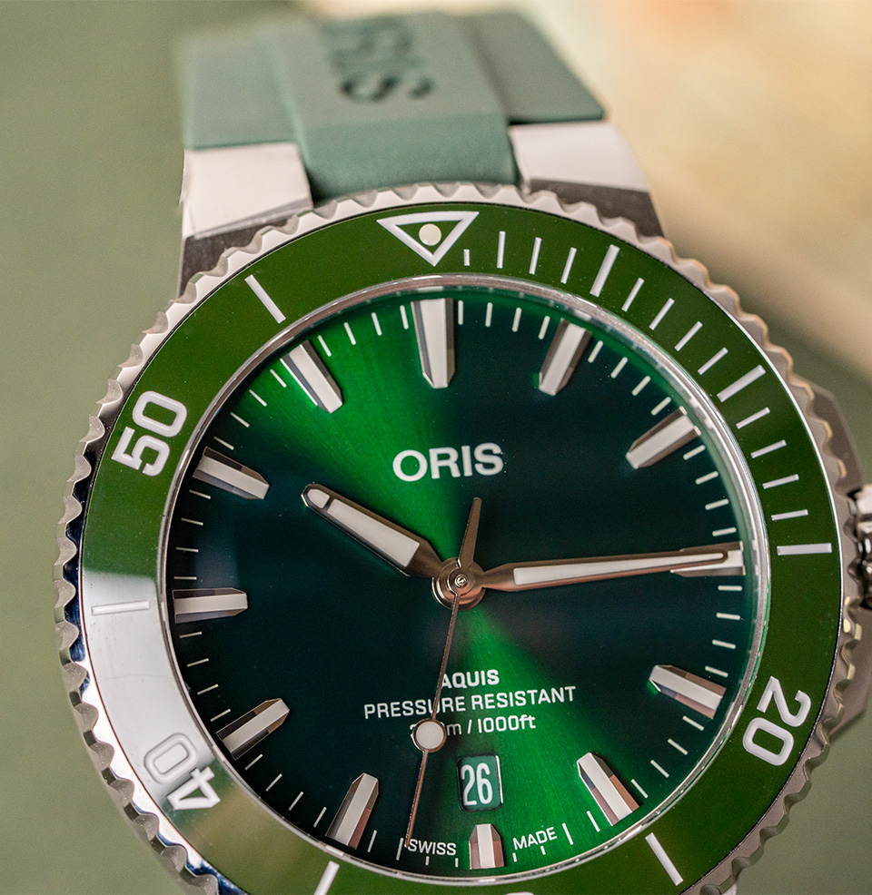 Aquis Date 41.5mm (2024) Strong lume