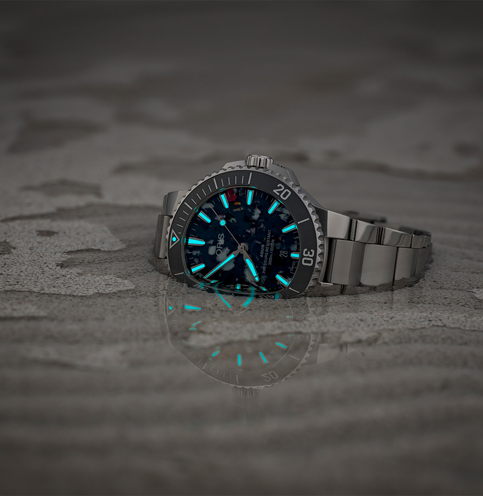 Aquis Date 41.5mm (2024) Strong lume