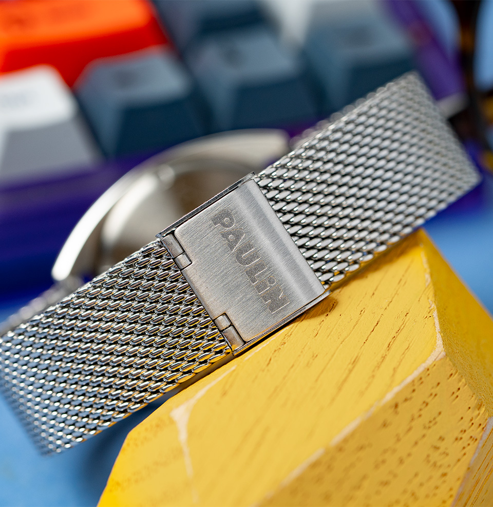 Zapata Modul Comes on a mesh bracelet