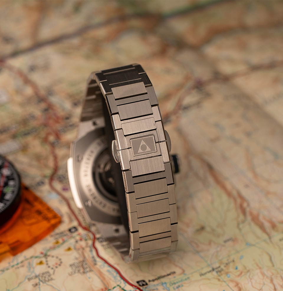 Alpiner Extreme Automatic 39mm Butterfly clasp